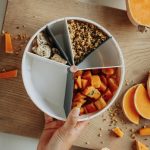 maju bol blanc rempli carottes orange
